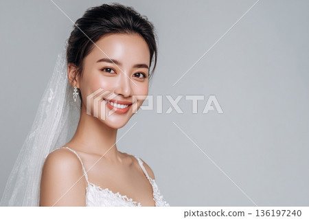 一位日本新娘穿著婚紗，笑容燦爛，拍攝了一張新娘肖像照。照片留有空白區域。 136197240