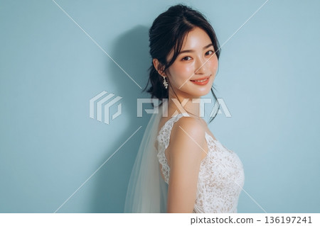 一位日本新娘穿著婚紗，笑容燦爛，拍攝了一張新娘肖像照。照片留有空白區域。 136197241