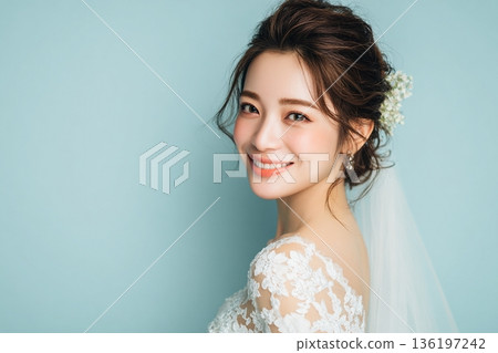 一位日本新娘穿著婚紗，笑容燦爛，拍攝了一張新娘肖像照。照片留有空白區域。 136197242
