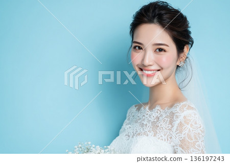 一位日本新娘穿著婚紗，笑容燦爛，拍攝了一張新娘肖像照。照片留有空白區域。 136197243