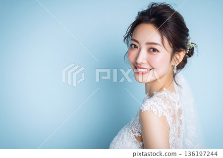 一位日本新娘穿著婚紗，笑容燦爛，拍攝了一張新娘肖像照。照片留有空白區域。 136197244