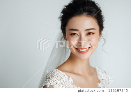 一位日本新娘穿著婚紗，笑容燦爛，拍攝了一張新娘肖像照。照片留有空白區域。 136197245
