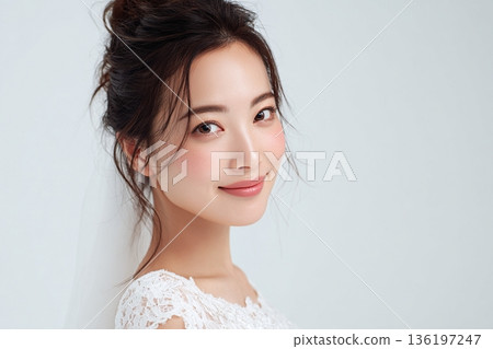 一位日本新娘穿著婚紗，笑容燦爛，拍攝了一張新娘肖像照。照片留有空白區域。 136197247