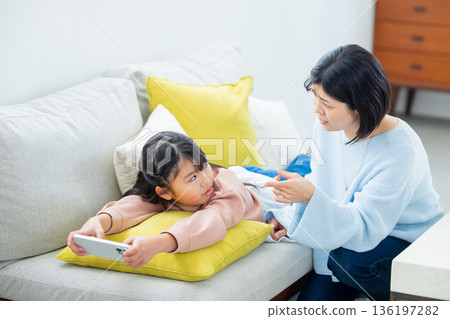 玩智慧型手機的小學生女孩 玩智慧型手機的小學生女孩 136197282