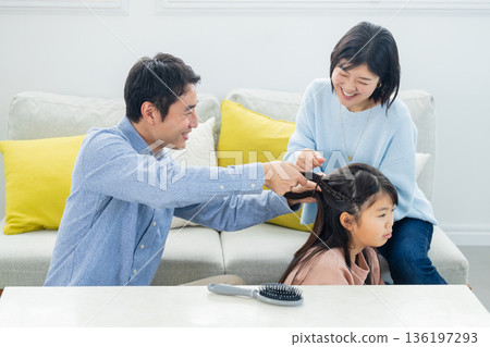 玩智慧型手機的小學生女孩 136197293