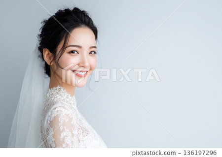 一位日本新娘穿著婚紗，笑容燦爛，拍攝了一張新娘肖像照。留有空白區域。 136197296