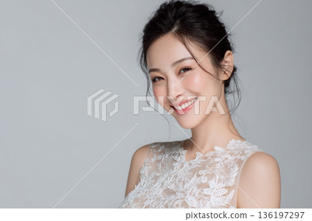 一位日本新娘穿著婚紗，笑容燦爛，拍攝了一張新娘肖像照。留有空白區域。 136197297