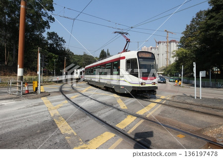 香港：一列火車駛過十字路口 136197478