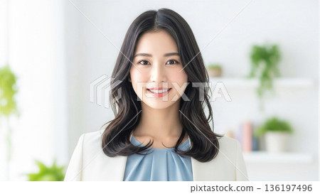 微笑女商人肖像 日本女白衣辦公室職員 信任 微笑女商人肖像 日本女白衣辦公室職員 信任 136197496