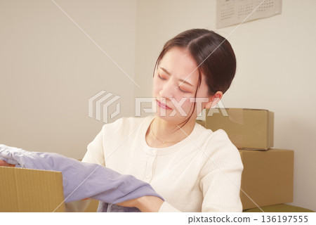一位厭倦了整理行李的女士 136197555