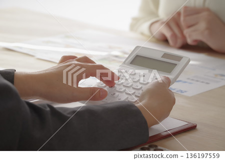 一位女性理財規劃師解說保險與資產管理 136197559