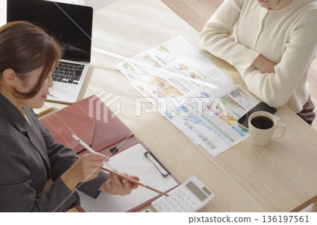 A female financial planner explaining insurance and asset management 136197561