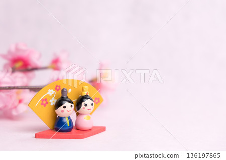 粉紅色背景上的可愛雛娃娃 雛祭 136197865