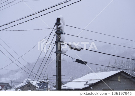 積雪覆蓋的電線桿(雪)09 積雪覆蓋的電線桿(雪)09 136197945