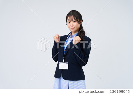 一位年輕的女商人擺姿勢表示支持 一位年輕的女商人擺姿勢表示支持 136199045