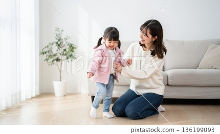一位和藹的日本母親和女兒在出門前幫孩子穿外套。 136199093