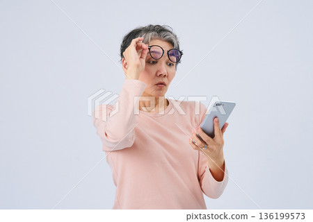 老年婦女視力逐漸衰退 老年婦女視力逐漸衰退 136199573