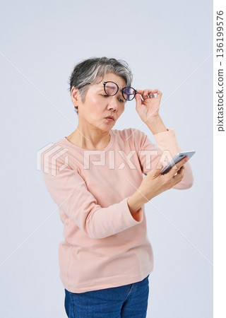 老年婦女視力逐漸衰退 老年婦女視力逐漸衰退 136199576