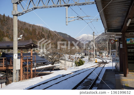 白雪皚皚的山峰和村莊 白雪皚皚的山峰和村莊 136199632