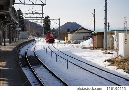 冬日清晨，一列本地列車駛離車站。 136199633