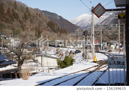 村莊和山脈依然被白雪覆蓋。 村莊和山脈依然被白雪覆蓋。 136199635