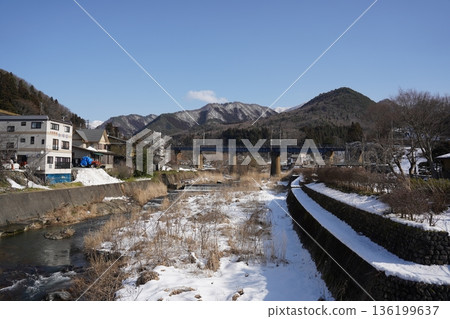 雪山和橋樑 雪山和橋樑 136199637