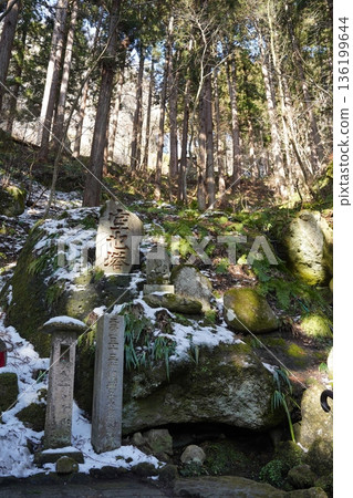 長滿青苔的石燈籠 長滿青苔的石燈籠 136199644