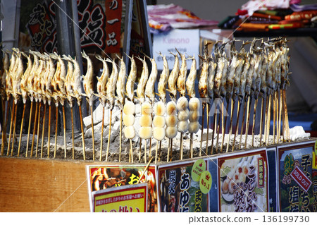 節慶上的炭烤甜魚和餃子 節慶上的炭烤甜魚和餃子 136199730