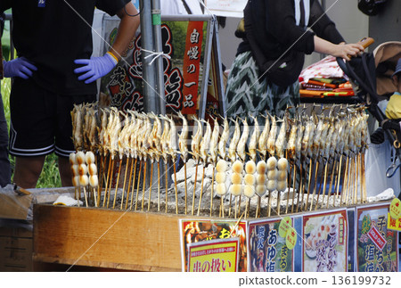 節慶上的烤鹹香魚和餃子 節慶上的烤鹹香魚和餃子 136199732
