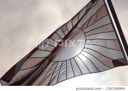 自衛隊旗幟、旭日旗和陽光 136199964