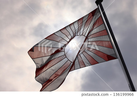 自衛隊旗幟、旭日旗和陽光 136199966