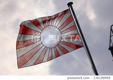 自衛隊旗幟、旭日旗和陽光 136199968