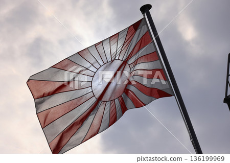 自衛隊旗幟、旭日旗和陽光 136199969