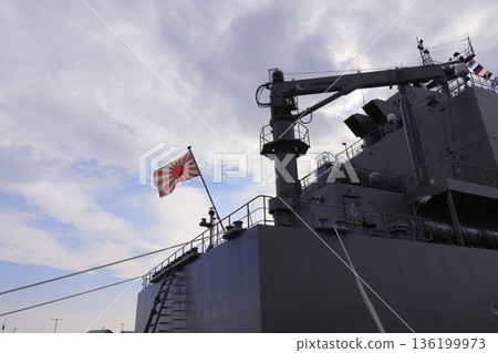 自衛隊運輸艦「日本晴號」船尾的自衛隊旗幟 自衛隊運輸艦「日本晴號」船尾的自衛隊旗幟 136199973