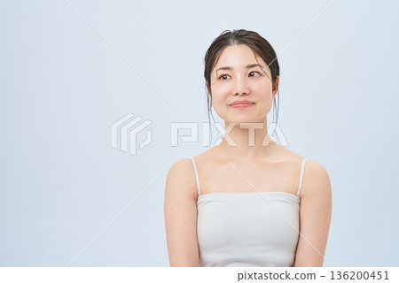 穿著吊帶背心的年輕女子 穿著吊帶背心的年輕女子 136200451