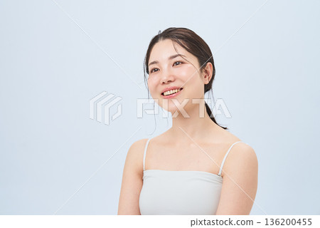 穿著吊帶背心的年輕女子 穿著吊帶背心的年輕女子 136200455