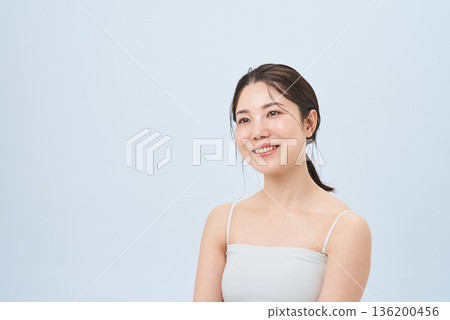 穿著吊帶背心的年輕女子 穿著吊帶背心的年輕女子 136200456