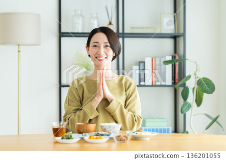 中年婦女在早餐時祈禱 136201055