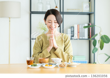 中年婦女在早餐時祈禱 136201056