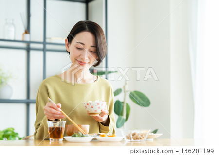 中年婦女正在吃早餐 136201199