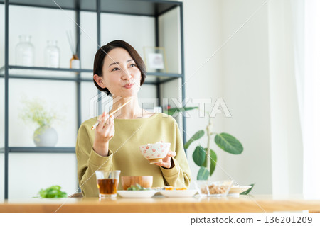 中年婦女正在吃早餐 136201209