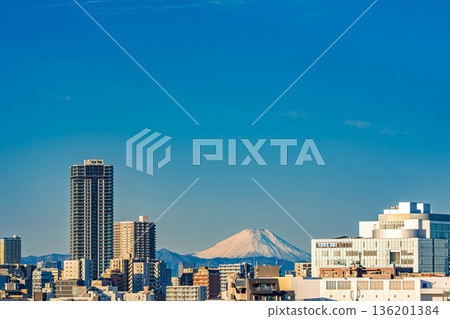 晨曦映照下的城市景觀與富士山 晨曦映照下的城市景觀與富士山 136201384