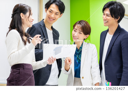 商務人士在辦公室站著開會。 136201427