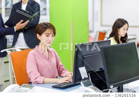 Business person working in the office Business person working in the office 136201516