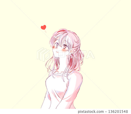 幸福的戀愛中的女人面帶微笑 136201548