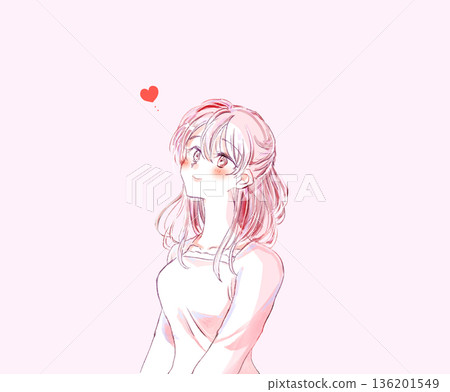 幸福的戀愛中的女人面帶微笑 136201549