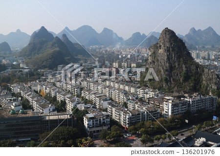 桂林的住宅區和山脈 136201976