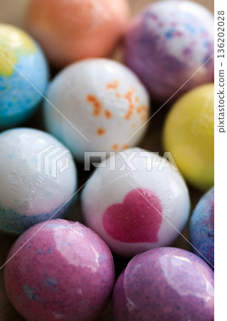 色彩繽紛的手工泡澡球，搭配心型浴飾 136202028