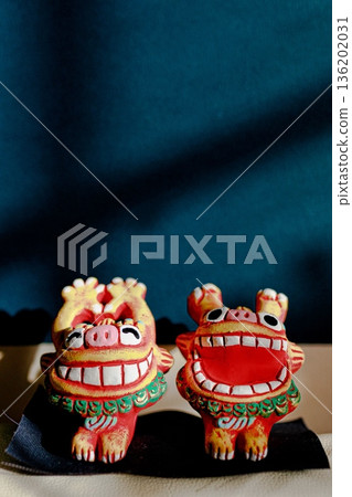 沖繩守護神石獅子雕像：色彩繽紛的傳統工藝品 136202031