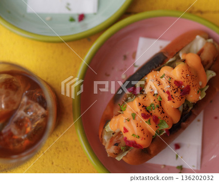 熱狗配上起司醬，盛放在色彩鮮豔的盤子裡。 136202032